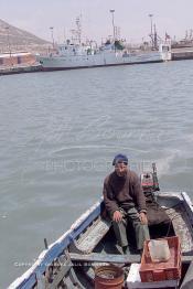 Image du Maroc Professionnelle de  Un ouvrier s'active sur embarcation de pêche au port d'Agadir, ville située au sud du Maroc, Vendredi 23 Août 2002. (Photo / Abdeljalil Bounhar)

